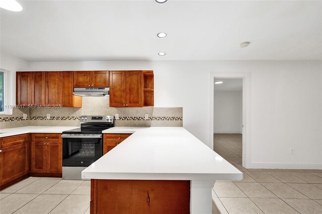 30 SW 8th St in Hallandale Beach, FL - Building Photo - Building Photo