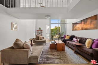 7907 Willoughby Ave in West Hollywood, CA - Foto de edificio - Building Photo