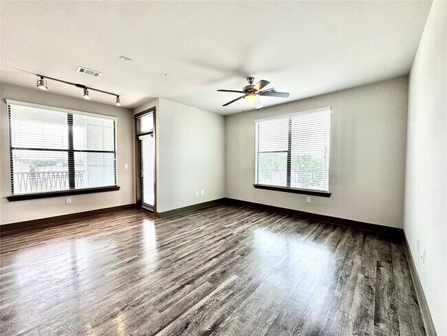 5454 Washington Ave in Houston, TX - Building Photo - Building Photo