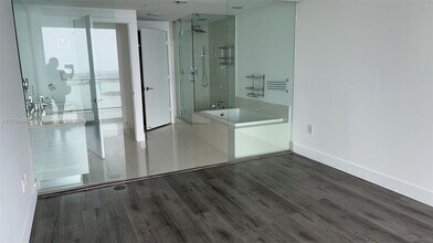 650 NE 32nd St, Unit 3905 in Miami, FL - Foto de edificio - Building Photo