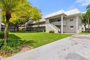 17255 SW 95th Ave, Unit 201 in Palmetto Bay, FL - Building Photo