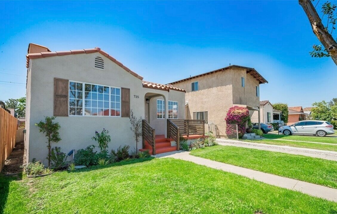735 S Woods Ave in East Los Angeles, CA - Building Photo