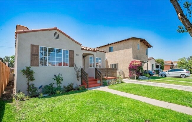 property at 735 S Woods Ave