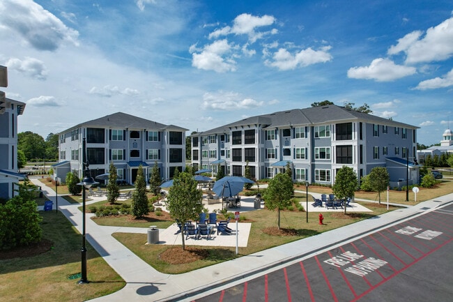 Encore On The Green in Garden City, GA - Building Photo - Building Photo