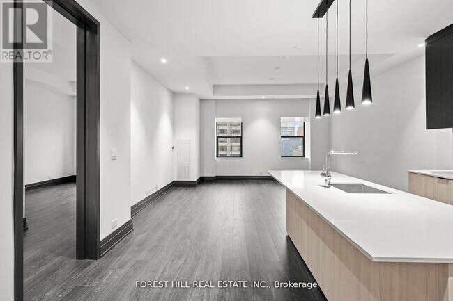 2 Avenue Rd in Toronto, ON - Building Photo - Building Photo