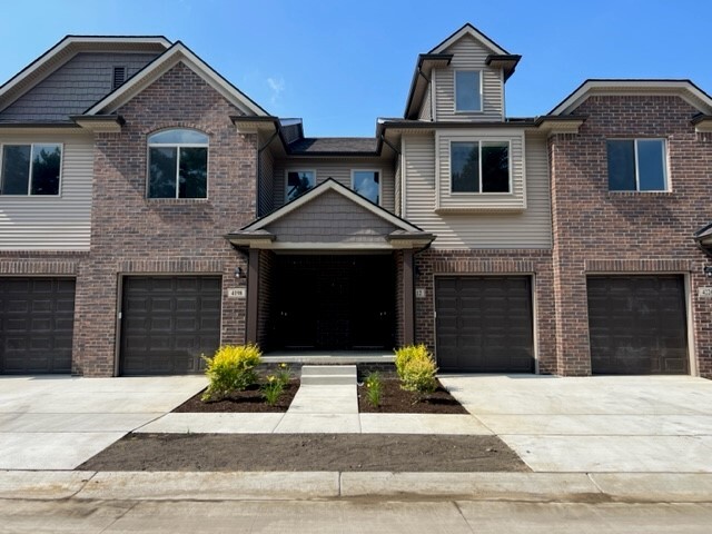 Secluded Pines in Sterling Heights, MI - Building Photo