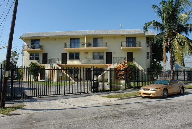 400 NE 77th St in Miami, FL - Foto de edificio - Building Photo