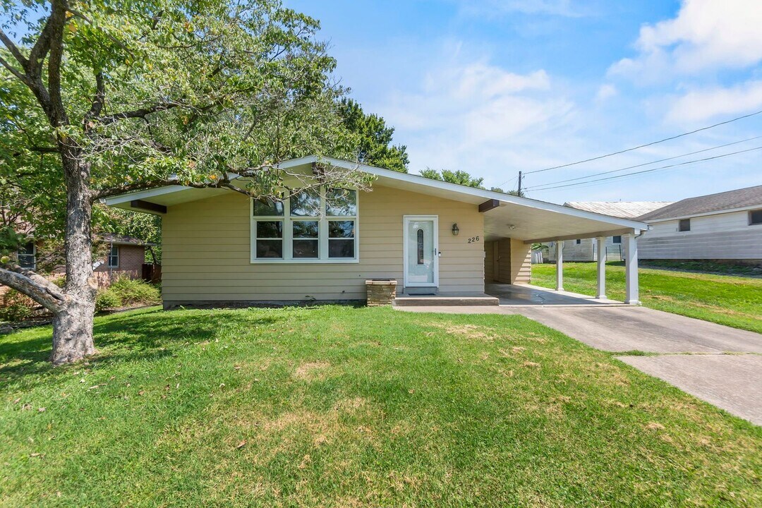 226 S Farmington Rd in Jackson, MO - Building Photo