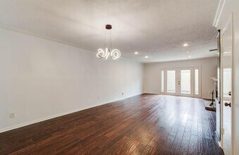 926 Memorial Village Dr in Houston, TX - Building Photo - Building Photo
