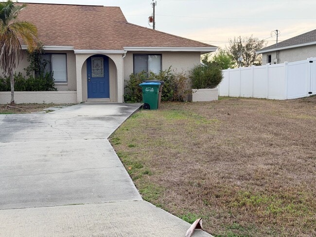 1714 SW 15th Pl in Cape Coral, FL - Building Photo - Building Photo