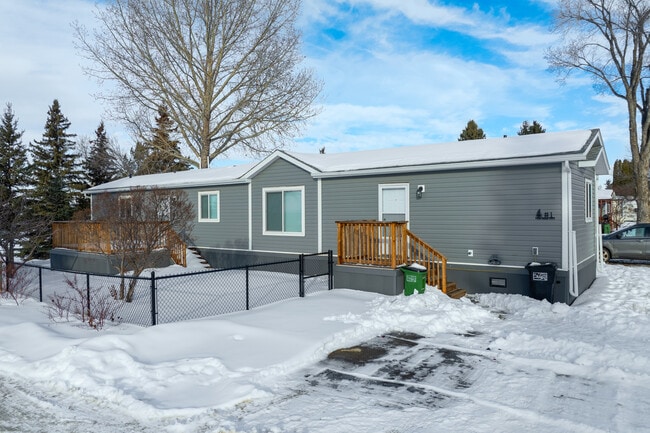 Maple Oak Ridge in Edmonton, AB - Building Photo - Building Photo