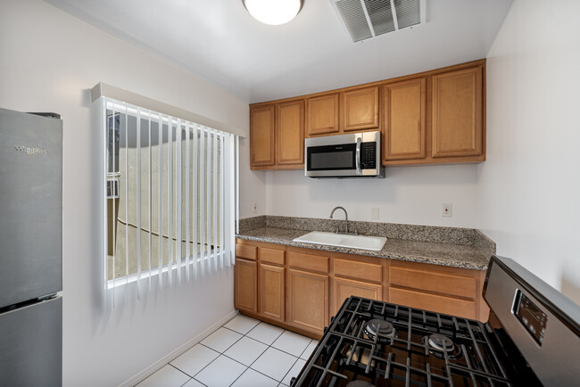 Villa Grace Apartments in Los Angeles, CA - Building Photo - Interior Photo
