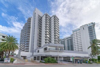 2401 Collins Ave, Unit 1807 in Miami Beach, FL - Building Photo - Building Photo
