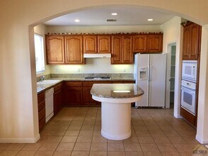 106 Emerald Isle Way in Bakersfield, CA - Building Photo - Building Photo