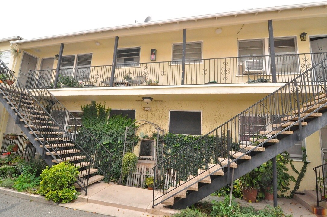 7962 Norton Ave in Los Angeles, CA - Foto de edificio