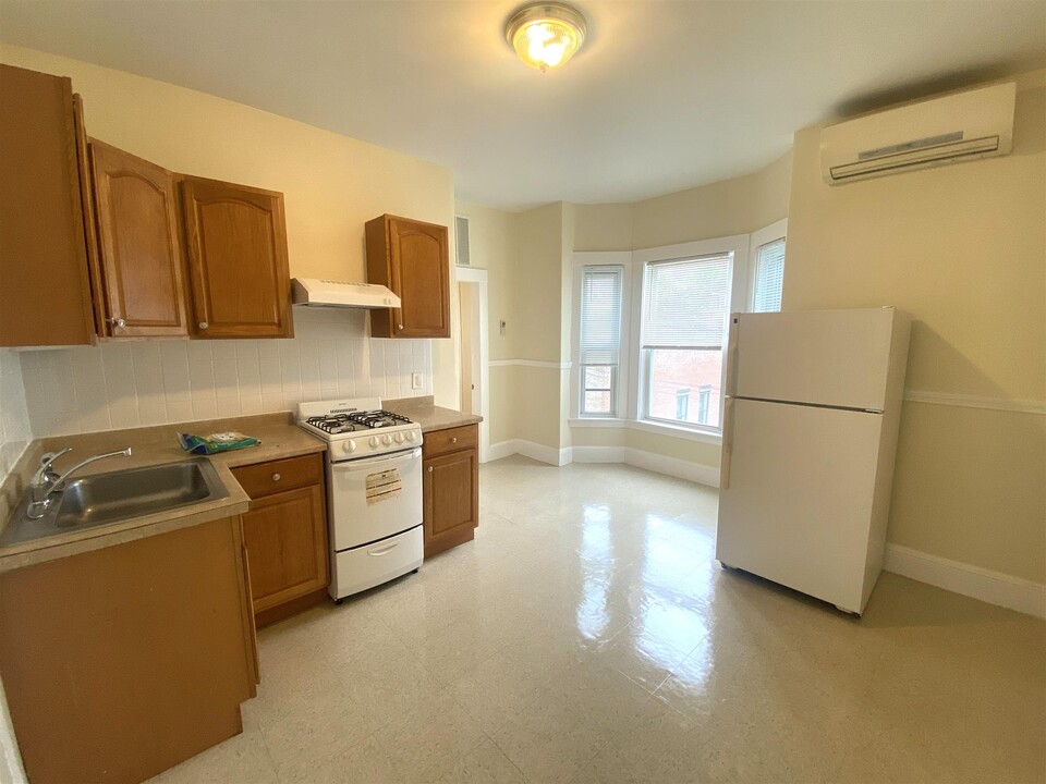 59 Bishop Allen Dr, Unit 2 in Cambridge, MA - Foto de edificio