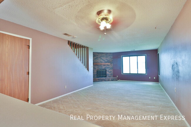 Lovely 2 Bedroom 2.5 Bathroom Townhome