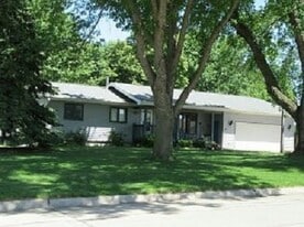 552 7th Ave NW, Unit 1 in Sioux Center, IA - Building Photo