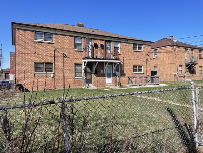 5615 W Wisconsin Ave, Unit Upper Unit in Milwaukee, WI - Building Photo - Building Photo