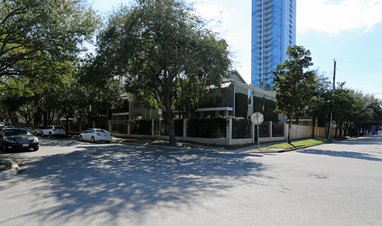 Oak Lane Condominiums in Houston, TX - Building Photo