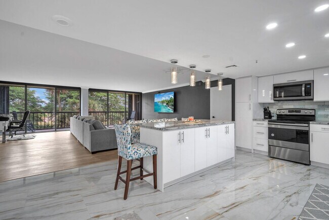 2480 Presidential Way in West Palm Beach, FL - Building Photo - Building Photo