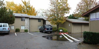 The Valley Woods Apartments in Aloha, OR - Building Photo