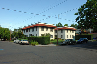 Inverness Apartments in Portland, OR - Building Photo - Building Photo