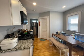72 Frederick Ave, Unit 1 in Medford, MA - Foto de edificio - Building Photo
