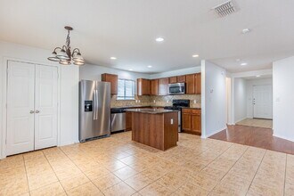 102 Ville Serene in San Antonio, TX - Building Photo - Building Photo