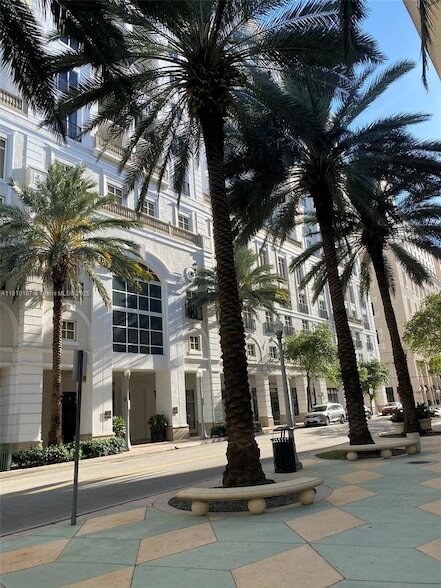 10 Aragon Ave, Unit 713 in Coral Gables, FL - Building Photo