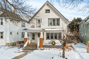 4518 N Woodburn St in Shorewood, WI - Building Photo