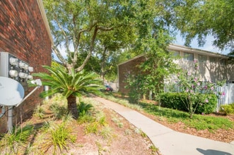 Gulf View Apartments | Remodeled! in Biloxi, MS - Foto de edificio - Building Photo