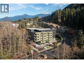 39180 Finch Dr in Squamish, BC - Building Photo