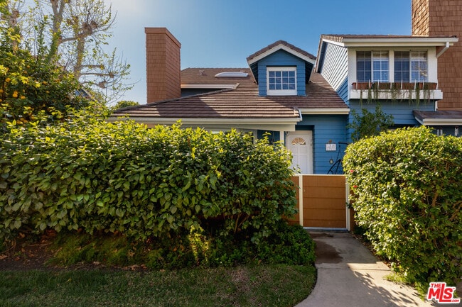 18721 Hatteras St in Los Angeles, CA - Building Photo - Building Photo