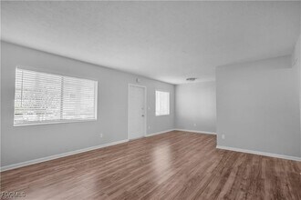 4617 Bayshore Dr in Naples, FL - Building Photo - Building Photo