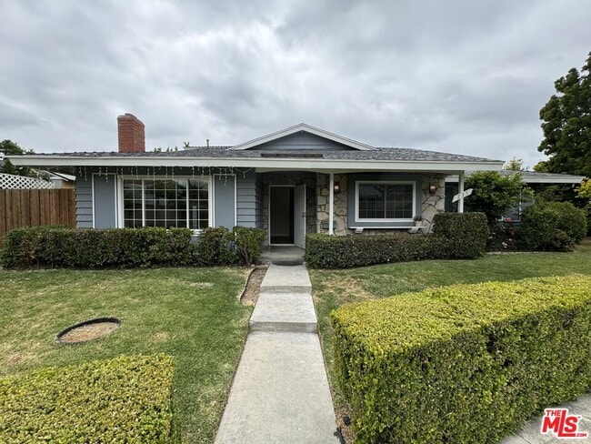 235 Delano St in Anaheim, CA - Foto de edificio - Building Photo