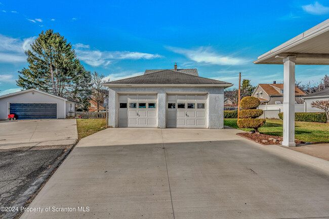 317 Gravity St in Blakely, PA - Building Photo - Building Photo