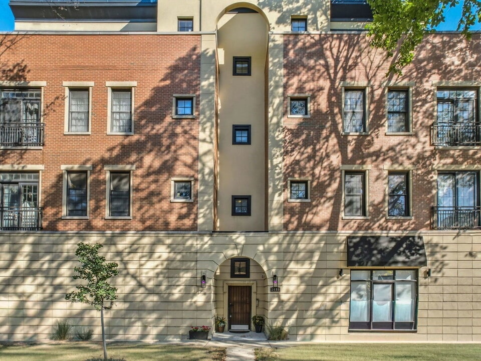 2400 W Warner Ave in Chicago, IL - Building Photo