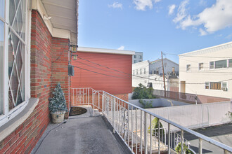 6 Library Ct in Bayonne, NJ - Building Photo - Building Photo