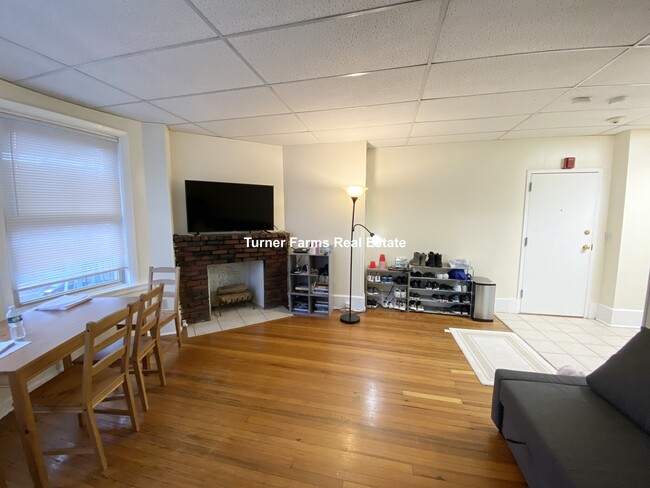 79 Beacon St, Unit 879 Beacon unit 32 in Boston, MA - Building Photo - Building Photo