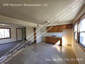 2310 Deerfield Ct in Westland, MI - Building Photo - Building Photo