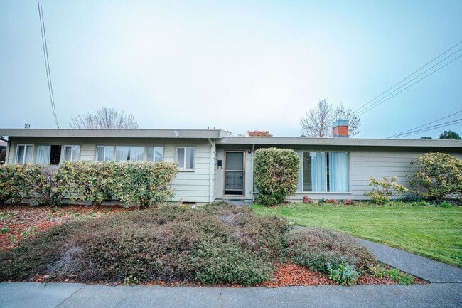 1551 Dean St in Eureka, CA - Building Photo - Building Photo