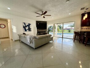 481 W Tropical Way in Plantation, FL - Building Photo - Building Photo