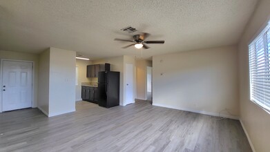 Merlayne Apartments in Henderson, NV - Building Photo - Building Photo