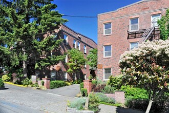 West Coast Arms Apartments in Seattle, WA - Foto de edificio - Building Photo