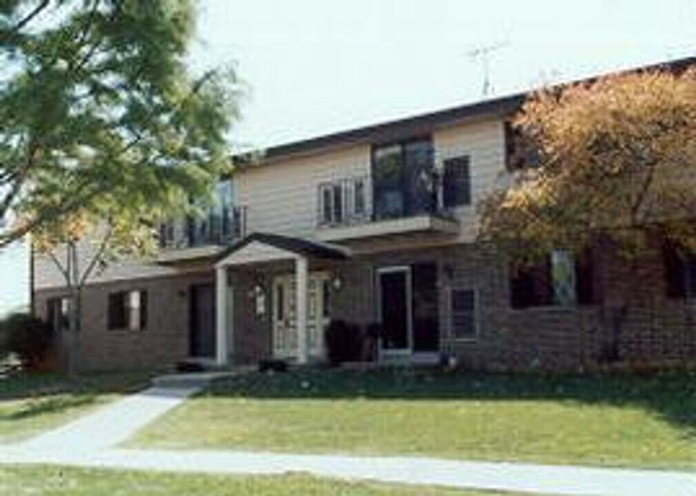 7630 W Dean Rd in Milwaukee, WI - Building Photo