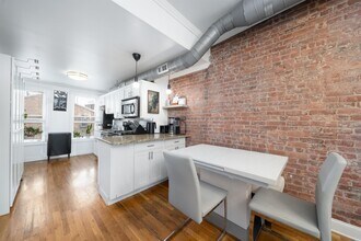 208 6th St in Jersey City, NJ - Building Photo - Building Photo