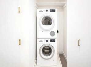 180 John St, Unit 2206 in New York, NY - Building Photo - Building Photo