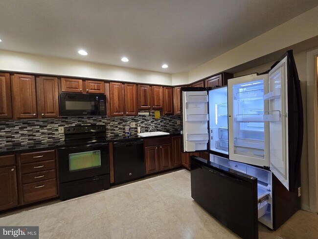 11721 Newbridge Ct in Reston, VA - Building Photo - Building Photo