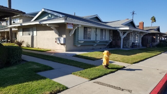 16651 Bartlett Ln, Unit 4 in Huntington Beach, CA - Foto de edificio - Building Photo
